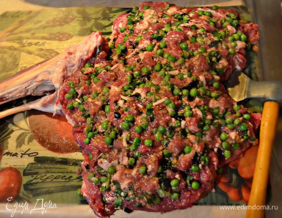 Равномерно распределите на бараньей ноге начинку.