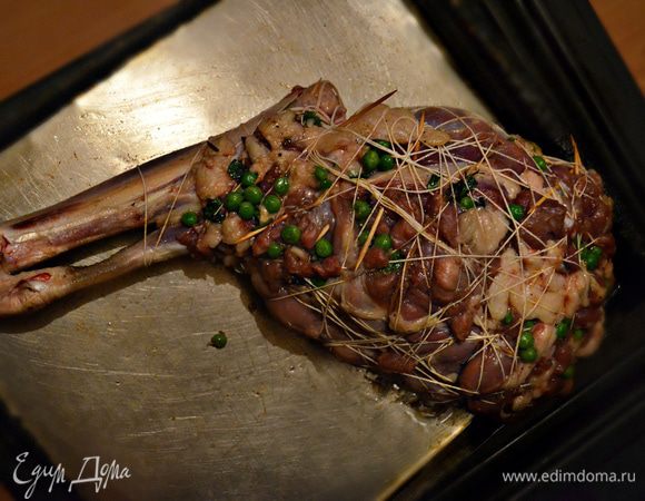 Закройте ногу и закрепите с помощью зубочисток, кулинарной нити или шпагата.