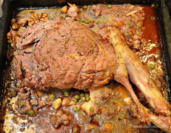 Затем влейте в противень белое сухое вино, накройте фольгой, убавьте температуру в духовке до 170°С и запекайте ножку примерно 2 часа, периодически поливая образующимся соком. Если у вас небольшая баранья нога, то времени для запекания потребуется гораздо меньше — 1-1,5 ч. Вынув из духовки, дайте мясу отдохнуть около 15 мин под фольгой. 