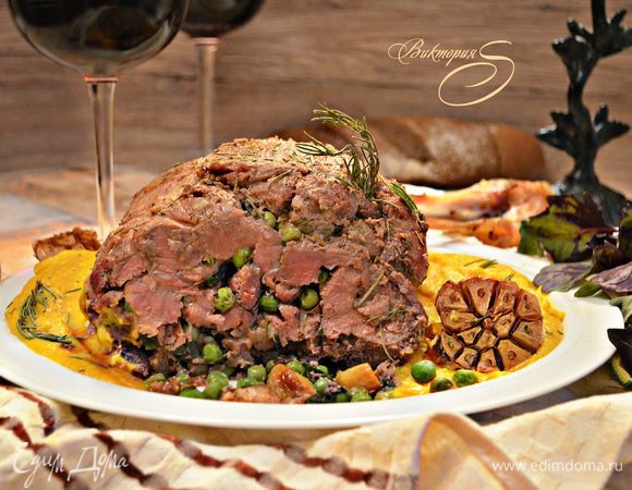 Подавайте мясо горячим, нарезав крупными кусками. Дополнить баранью ножку можно любым сезонным овощным салатом или запеченными овощами. У меня в качестве гарнира сегодня тыквенно-картофельное пюре. Угощайтесь! Buon appetito!