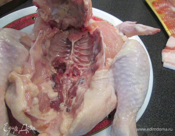 Разделываем курочку таким образом, как на фото — вырезаем грудку полностью. Удаляем с вырезанной грудки кожу.