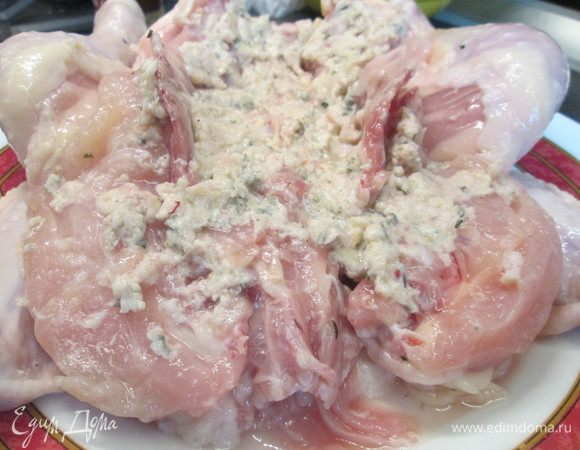 Приготовленной смесью из бекона, лимона, цедры и трав фаршируем курицу, а снаружи смазываем сливочным маслом.