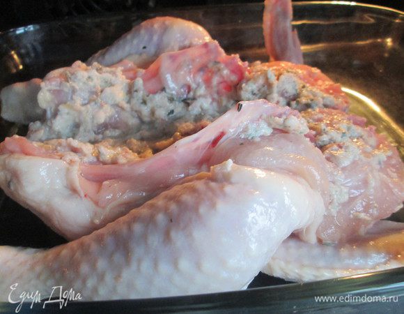 В нагретую до 190°С духовку отправляем запекаться курочку без грудки на 30 минут. Пока запекается курица, смазываем остатками начинки грудку, заворачиваем в пекарскую бумагу и через 30 минут вместе с фаршированным копченой ветчиной картофелем, добавляем на противень к курице. Продолжаем запекать 30 минут. Чтобы не подгорали крылышки и ножки, закрываем их фольгой.