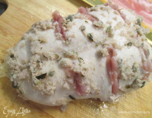 Через 30 минут вынимаем противень, достаем грудку, а остальное возвращаем в духовку. Делаем надрезы на грудке с обеих сторон и вставляем в них копченую ветчину. На это уходит минут 20 — 30 и все это время курица и картофель продолжают запекаться.