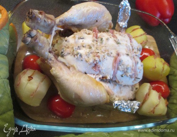 Теперь достаем противень с курицей и картофелем, связываем ей ноги шпагатом, и вставляем грудку на свое законное место! Остается запечь курочку с картофелем до готовности  минут 15, возвращаем для этого в духовку.
