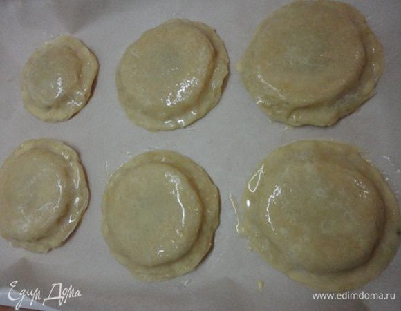 Покрыть оставшимися кружками теста, защипать края, смазать желтком (я обычно смешиваю его с молоком), проткнуть по центру или наколоть вилкой и выпекать при температуре 210°С 15 минут, именно до светло-золотистого цвета, чтобы не пересушить.