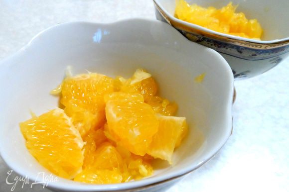 Апельсины очистим от кожуры и мембран, сложим в креманки.