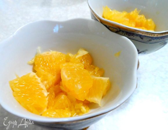 Апельсины очистим от кожуры и мембран, сложим в креманки. 