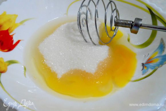 Венчиком взобьем яйца, сахар и желтки. Лучше делать это сразу в металлической посуде. Смесь должна стать однородной. Затем ставим миску на водяную баню с кипящей водой.