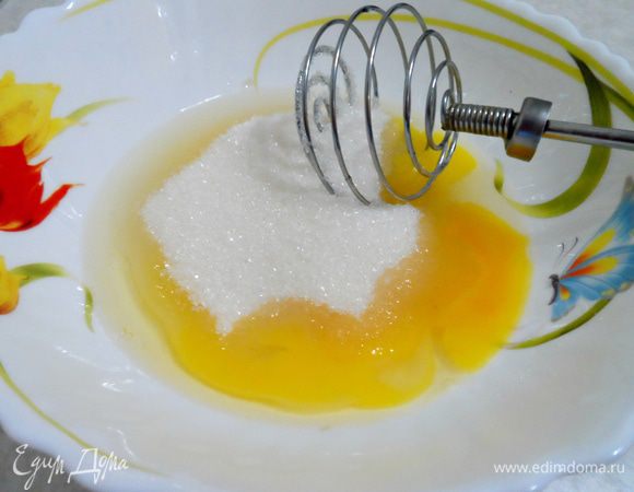 Венчиком взобьем яйца, сахар и желтки.  Лучше делать это сразу в металлической посуде. Смесь должна стать однородной. Затем ставим миску на водяную баню с кипящей водой.