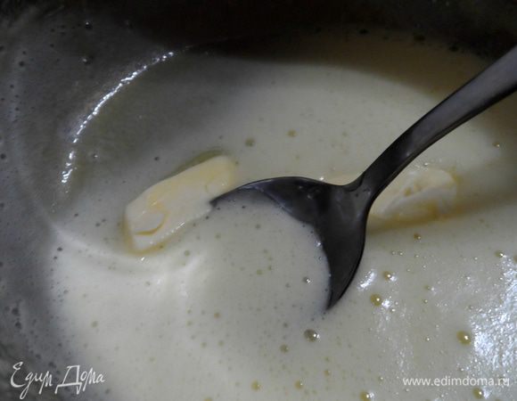 Теперь снимаем миску с огня, добавляем сливочное масло и вино и как следует перемешиваем. Не переусердствуйте с маслом, иначе у соуса будет его ярко выраженный привкус.