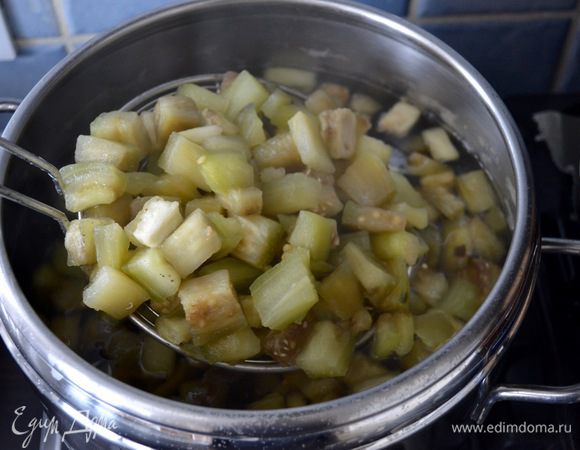 Баклажаны очистить от кожуры и нарезать кубиками (если предпочитаете более выраженный вкус, оставьте немного кожуры). Отварить 15 минут в подсоленной воде. Достаньте баклажаны шумовкой из воды и остудите.