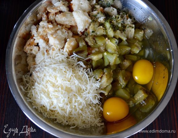 Выложить в миску баклажаны, тертый сыр пармезан (или грана), замоченный предварительно в воде хлеб (лучше всего домашний) и базилик. Посолить по вкусу. Перемешать тщательно все ингредиенты.