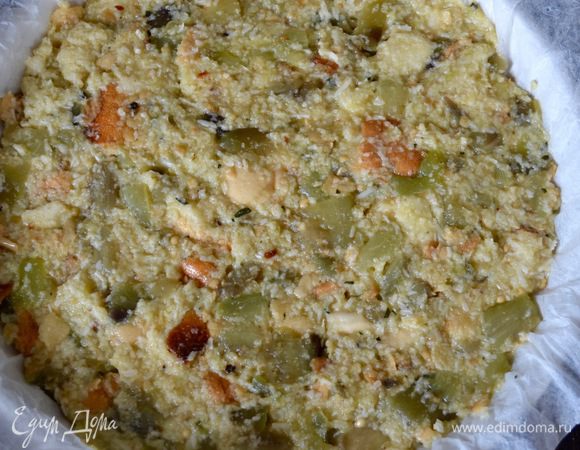 Выложить все в форму для выпечки (24 см диаметром) и разровнять. Сбрызнуть оливковым маслом.