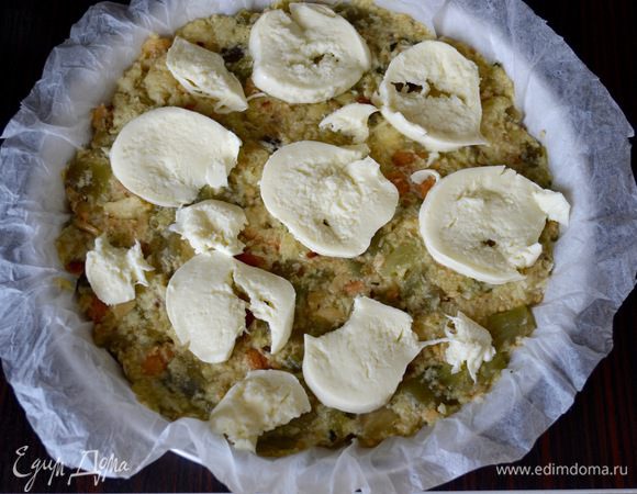 Сверху разложить дольки моцареллы.