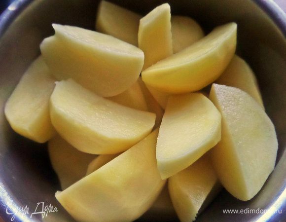 Картофель чистим и для удобства и быстроты делим на четверти.