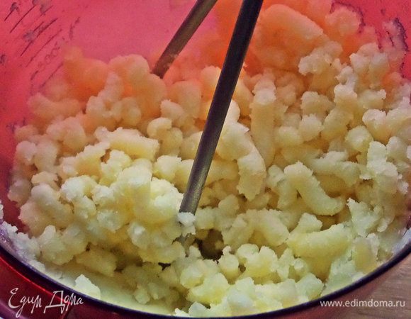 Размять толкушкой.