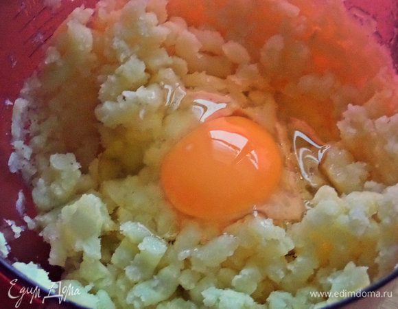 Вбить яйцо или только желток.