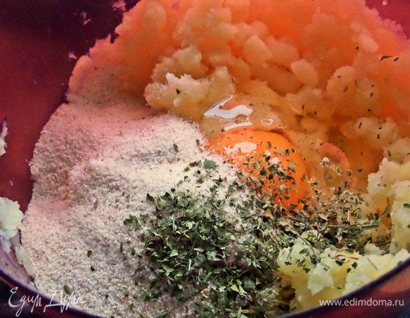 Петрушку свежую или сушеную добавить.