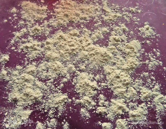 На доску или силиконовый коврик щедро насыпать муку.