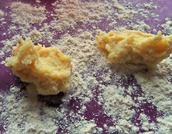 По ложке положить на муку картофельную массу.