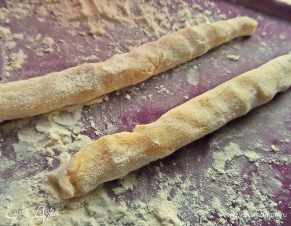 Скатать жгутики без нажима. Если прилипает сильно, добавить еще муку.
