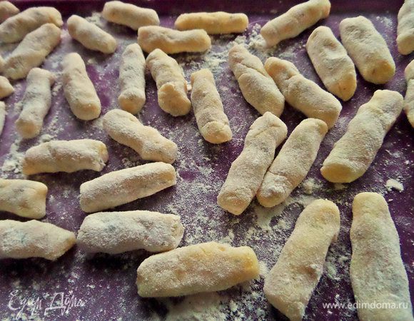 Обкатать в муке вот такие мини-палочки.