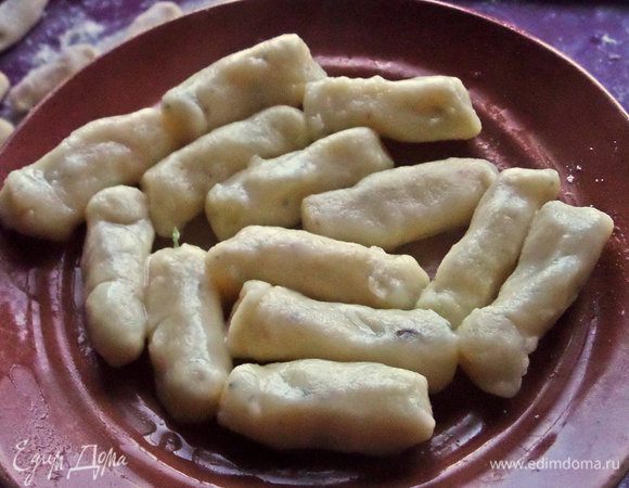 Варятся очень быстро. Готовность определяем, как у пельменей: как всплывут — они готовы.