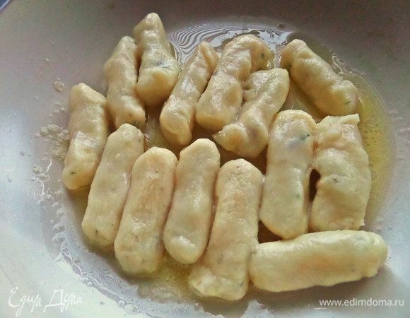 На сковороде растопить сливочное масло и выложить в него порцию ньокков.