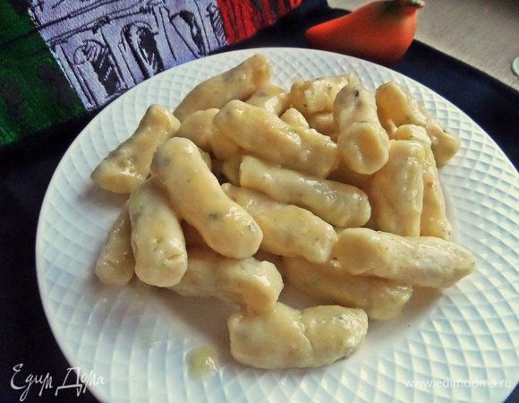 Обвалять со всех сторон в масле и перенести на тарелку. Второй вариант-полить растопленным маслом прямо в тарелку.