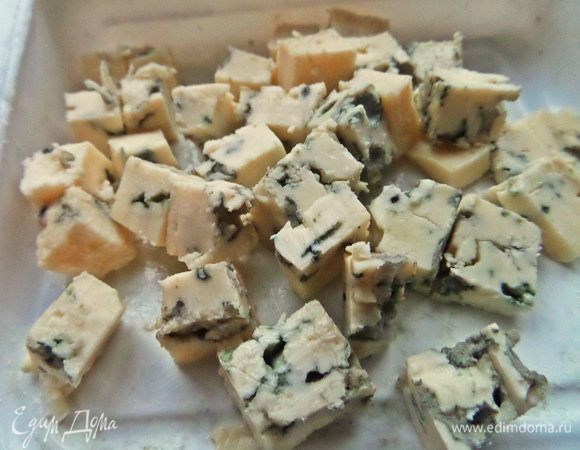 Сыр нарезать на кубики.