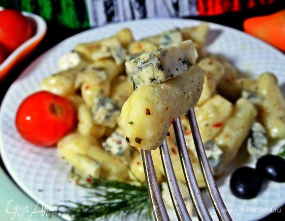 Подавать обязательно в горячем или хотя бы теплом виде.