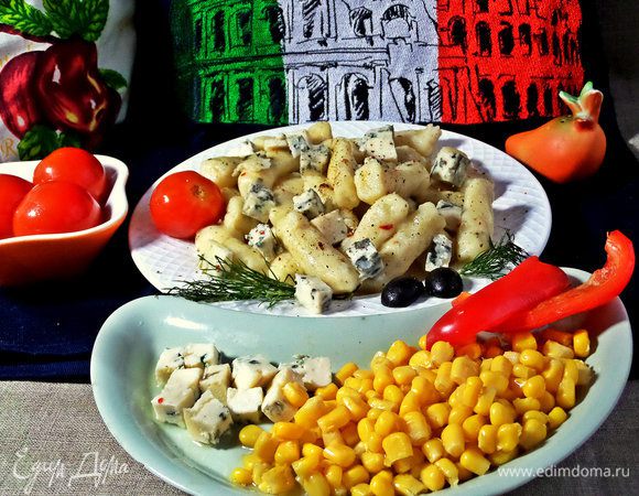 При подаче можно также предложить кукурузу и сладкий перец,ну,это уже мы так ели.