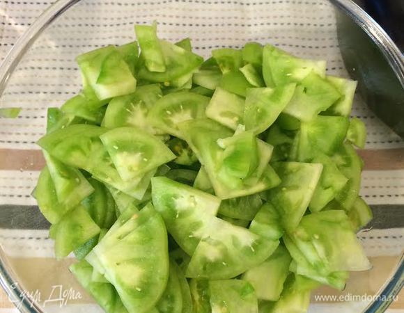 Помидоры мелко нарезать, сложить в глубокую миску.