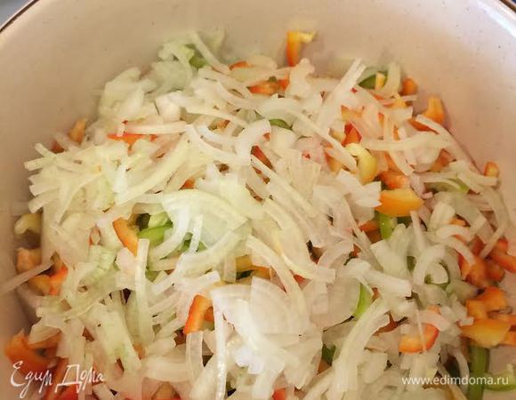 Затем нарезать лук и болгарский перец.