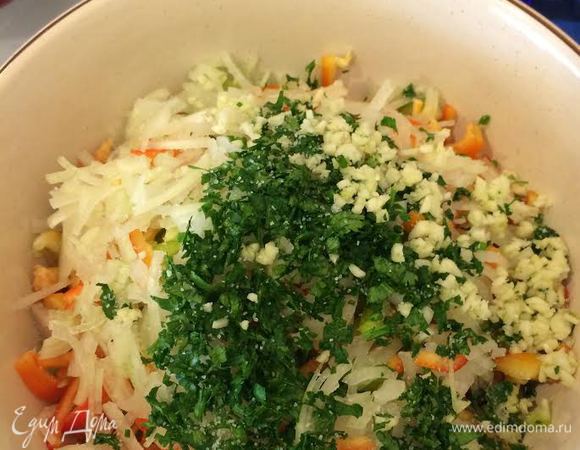 Добавить мелко нарезанную зелень и чеснок.