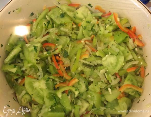 Посолить и хорошо перемешать. Накрыть пленкой и оставить при комнатной температуре на 3 — 4 дня. Перемешивать в день 2 — 3 раза и пробовать на соль.