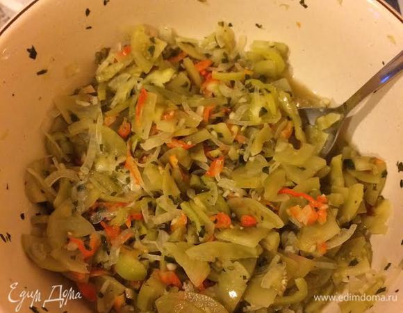 Готовый салат переложить в банки, хранить в холодильнике.