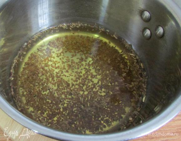 В ковше довести воду до кипения и добавить анис. Снять с огня и дать настояться в течение 10 минут.