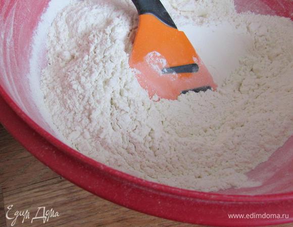 Этим временем просеять муку, добавить разрыхлитель теста и соль. Все хорошо перемешать.