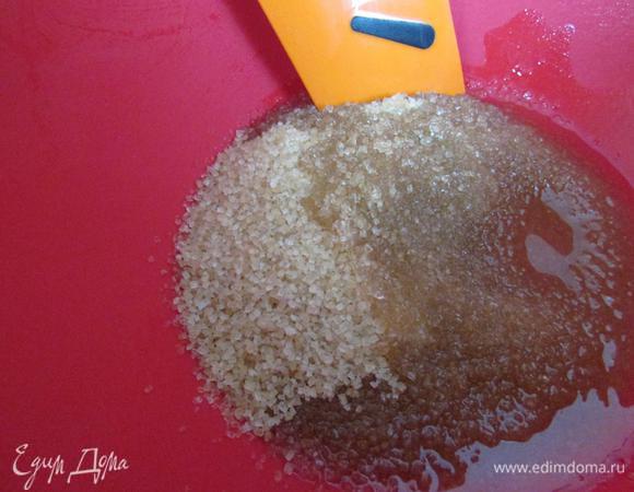 В замесочном блюде смешать коричневый сахар и растительное масло.