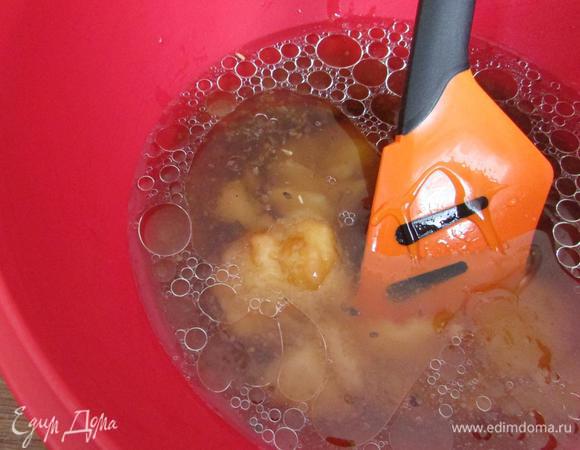 Добавить мед и настоявшийся отвар с анисом. Хорошо перемешать.