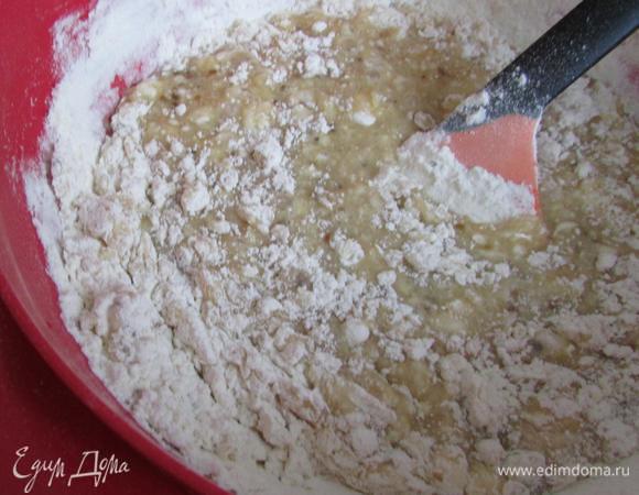 Затем всыпать мучную смесь и перемешать до однородности, чтобы не было комочков.