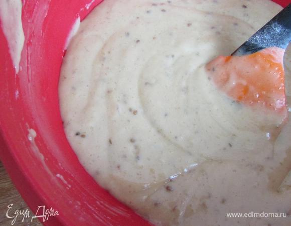 Перелить тесто в силиконовую форму для выпечки. Отправить в разогретую духовку до 160 —  170°С. Выпекать примерно 50 — 60 минут. Или пока деревянная шпажка, вставленная в центр, не останется чистой. Готовый хлеб извлечь из духовки. Остудить, прежде чем освободить от формы.