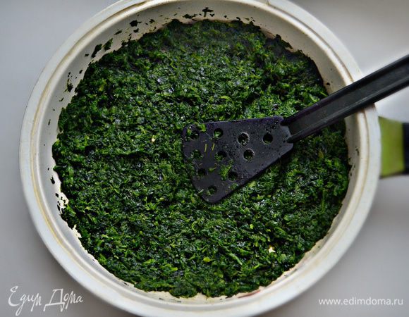 Замороженный шпинат разморозьте и хорошо отожмите (если вы используете свежий, то вам потребуется 700 — 800 г шпината). Добавьте в сковороду шпинат к чесночному маслу и потушите 5 минут.