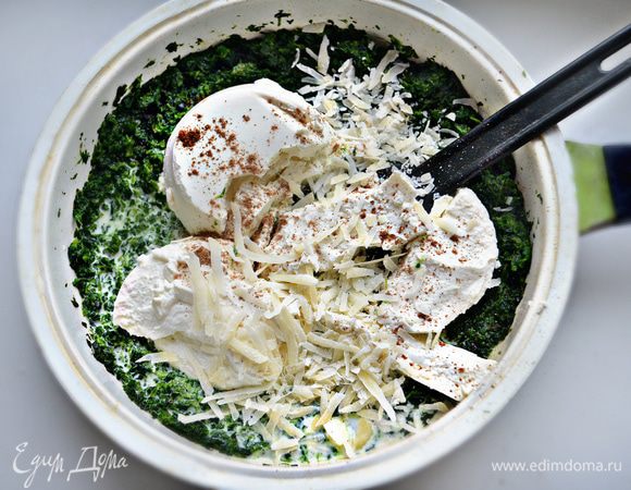 Рикотту добавьте к шпинату, а также сливки, тертый пармезан, сухари, соль, перец и мускатный орех. Вместо рикотты можно использовать жирный пресный творог, пропущенный через сито.