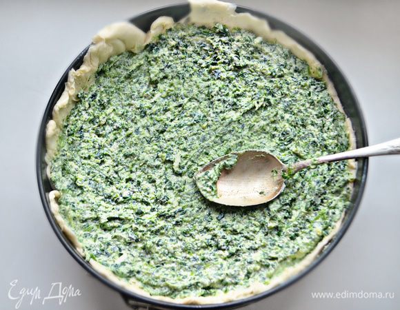 Разъемную форму (у меня d=24 см) смажьте сливочным маслом, выложите половину теста и распределите по форме, оставляя тесто на борта. Сверху выложите начинку.