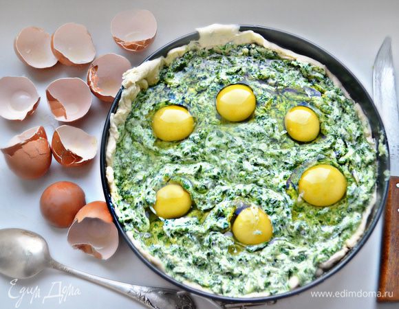 В начинке сделайте 6 выемок и вбейте туда яйца.