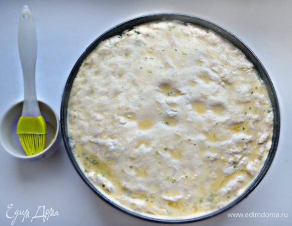 Закройте второй половиной теста, защипите края и смажьте взбитым яйцом. Выпекайте пирог в разогретой до 190°С духовке 45 — 50 минут.