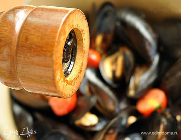 Посолить и поперчить. Убрать кастрюлю с плиты.